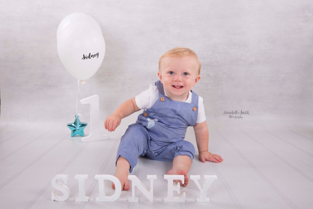 Cake smash with your child’s name on the balloon and in blocks